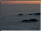 foto Colline nella nebbia al Tramonto